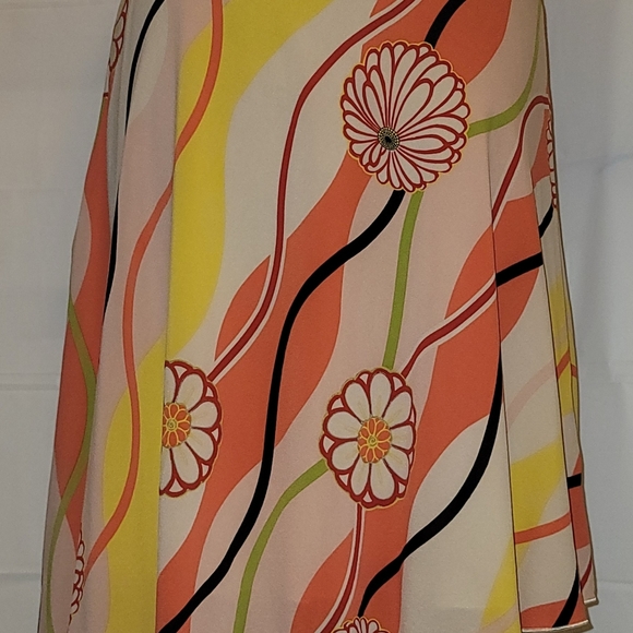 Beautiful A symmetrical lightweight shirt. Size 4 worn once. Fun/flirty/work - Picture 4 of 7